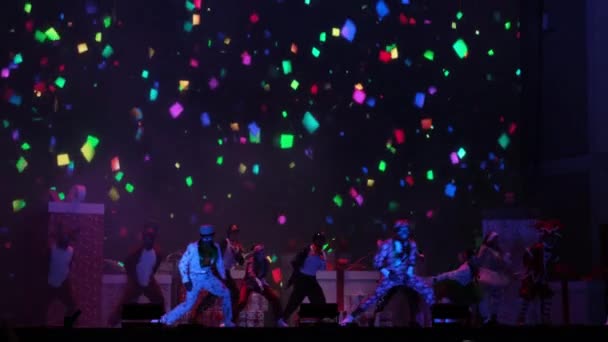Actuación Danza Artistas Escenario Festivo Con Humo Color Sobre Fondo — Vídeo de stock