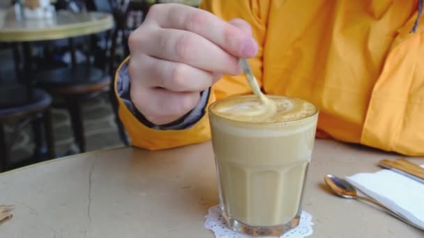 マンスはコーヒーに砂糖をかき混ぜる おはようございます 朝の儀式 新鮮なカプチーノの美味しいミルクフォーム — ストック動画