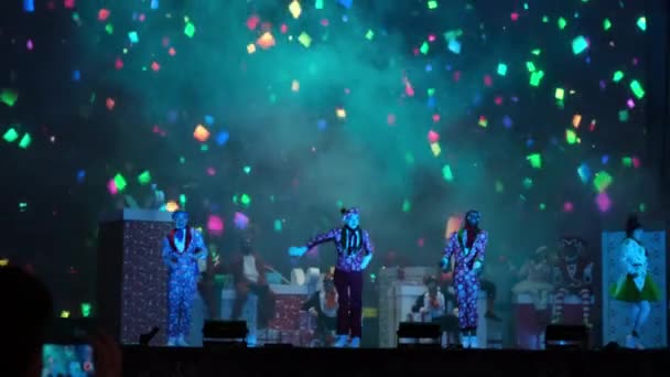 Sahnedeki Sanatçıların Dans Performansları Siyah Arka Planda Renkli Dumanlar 2023 — Stok video