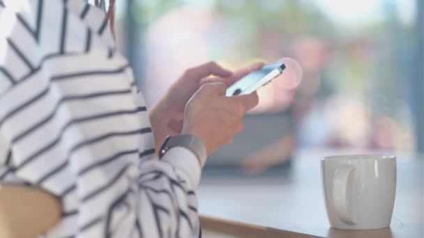 Toque Femenino Teléfono Celular Mujer Irreconocible Usando Teléfono Móvil Cafetería — Vídeo de stock