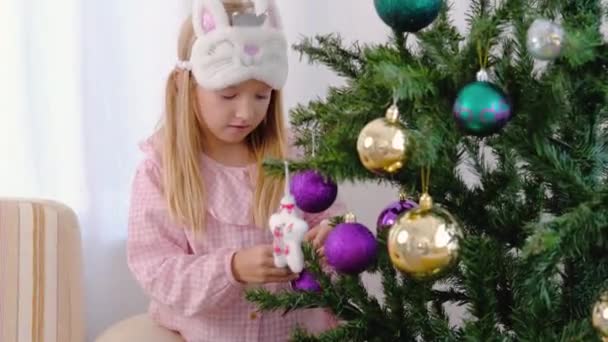 Χαριτωμένο Κοριτσάκι Που Στολίζει Ένα Χριστουγεννιάτικο Δέντρο Χριστουγεννιάτικη Ατμόσφαιρα Διακοπών — Αρχείο Βίντεο