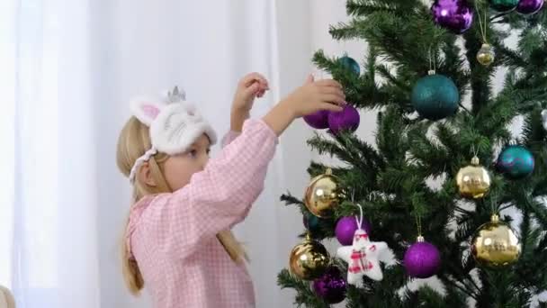Gadis Kecil Yang Lucu Menghias Pohon Natal Getaran Liburan Natal — Stok Video