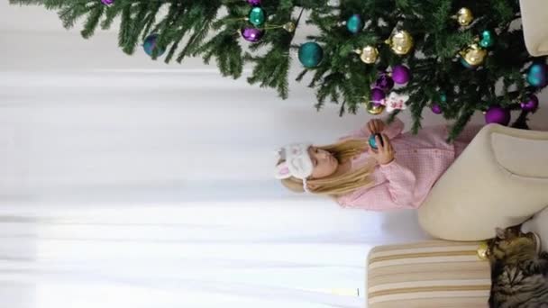 Nettes Kleines Mädchen Schmückt Einen Weihnachtsbaum Weihnachtsstimmung — Stockvideo