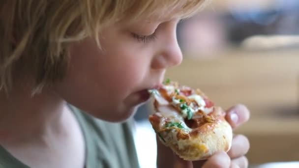 Chłopak Bliska Kawałek Gorącej Pizzy Dzieciak Pizzę Kawiarni Pyszny Ser — Wideo stockowe