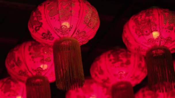 Tradizionali Lanterne Asiatiche Rosse Illuminate Notte Decorazioni Capodanno Cinese — Video Stock