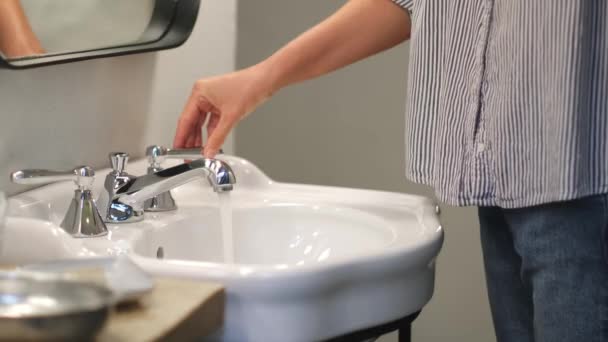 Junge Frau Dreht Wasserhahn Nach Hygienischen Eingriffen Auf — Stockvideo