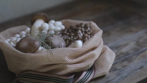 各种可食用的亚洲蘑菇 木乃纪 什美治 皇家牡蛎蘑菇 — 图库视频影像