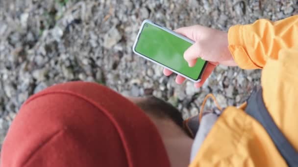 Человек Заднего Вида Пользуется Смартфоном Зеленым Экраном Снаружи Концепция Коммуникационных — стоковое видео