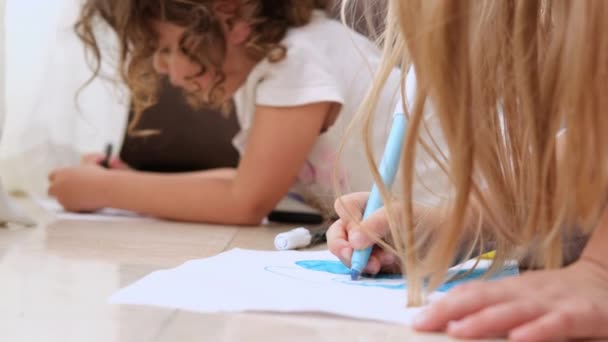 Niedliche Kleine Kinder Mädchen Liegen Auf Dem Boden Und Zeichnen — Stockvideo