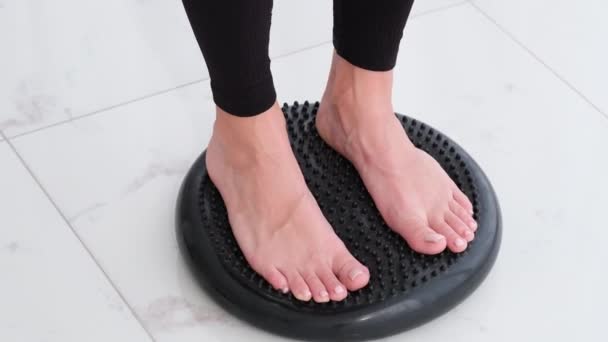 Kvinna Stående Med Fötter Fotmassage Kudde Övningar För Att Slappna — Stockvideo