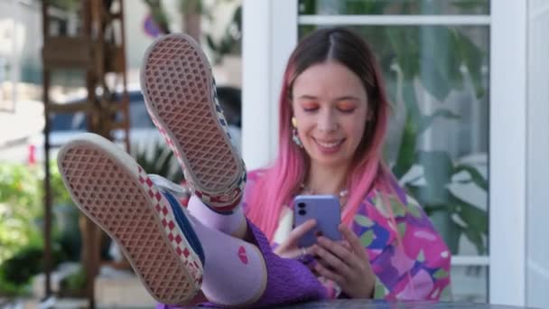 Teenager Κορίτσι Μοναδικό Στυλ Μόδας Χρησιμοποιώντας Κινητό Τηλέφωνο Και Γέλιο — Αρχείο Βίντεο