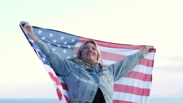 Вид Спереди Гордой Женщины Американским Флагом — стоковое видео
