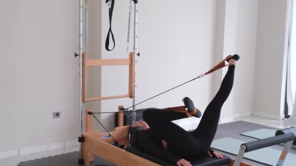 Pilates Studentinnen Nutzen Reformer Während Des Kurses Fitnessstudio — Stockvideo