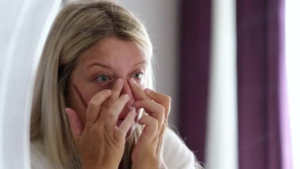 여자는 그녀의 얼굴의 하이라이트 라인을 메이크업으로 — 비디오