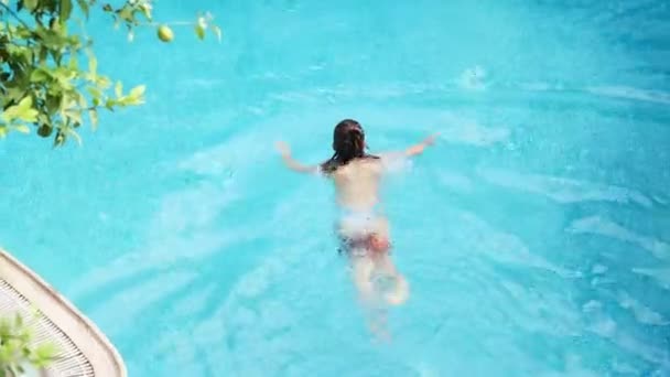Vista Superior Del Niño Disfrutando Nadar Solo Piscina Privada — Vídeo de stock