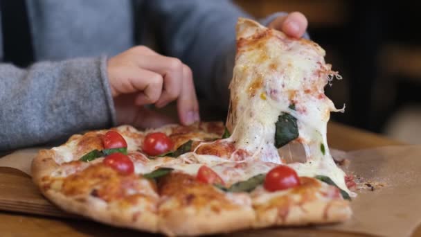 Childs Mano Ottenere Fetta Pizza Appena Fatta Gustare Pasto Ristorante — Video Stock