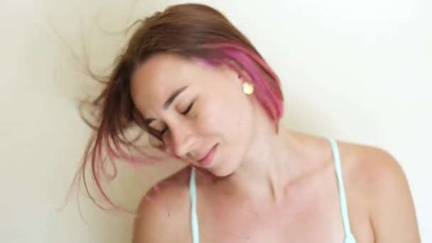 Milenyum Modasına Uygun Boyalı Ikiz Saçlı Saç Stilini Gösteren Güzel — Stok video
