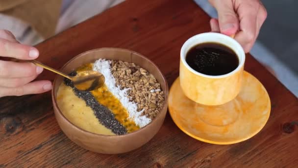 Omul Bea Cafea Americană Timp Servește Mic Dejun Sănătos Bol — Videoclip de stoc