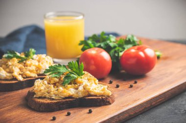 Maydanozlu omlet, ev yapımı sağlıklı kahvaltı, koyu ahşap tahta..