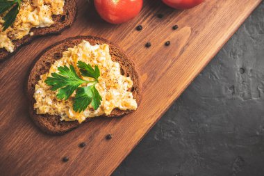 Maydanozlu omlet, ev yapımı sağlıklı kahvaltı koyu ahşap tahta, üst manzara..