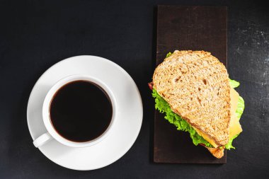 Peynirli ızgara sandviç, salata, salata, jambon ve kahve fincanı. Kopyalama alanı ile öğle yemeği kavramı.