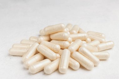 Beyaz ilaç kapsülleri, vitamin hapları veya uyuşturucular, ilaç tedavisi, sağlık konsepti.