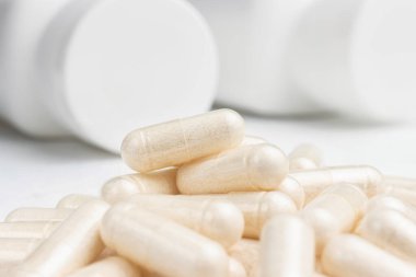 Beyaz ilaç kapsülleri, vitamin hapları veya uyuşturucular, ilaç tedavisi, sağlık konsepti.