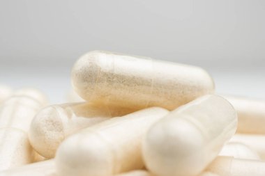 Beyaz ilaç kapsülleri, vitamin hapları veya uyuşturucular, ilaç tedavisi, sağlık konsepti.