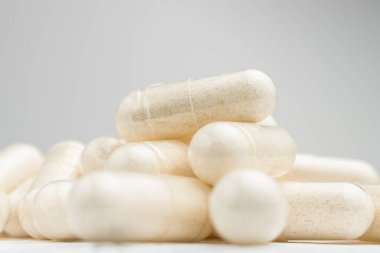 Beyaz ilaç kapsülleri, vitamin hapları veya uyuşturucular, ilaç tedavisi, sağlık konsepti.