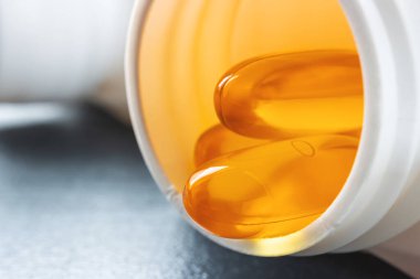 Sarı kapsül omega 3 yağ asidi, ilave haplar..