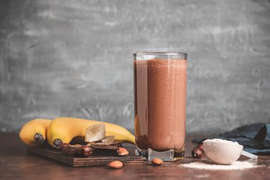 Muz, protein tozu ve fındıklı çikolatalı milkshake..