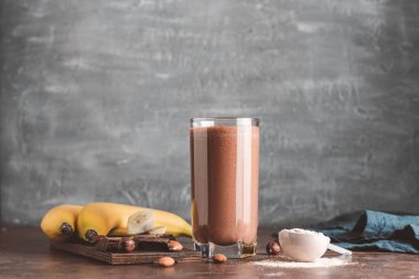 Muz, protein tozu ve fındıklı çikolatalı milkshake..