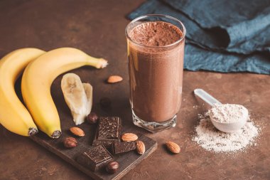 Muz, protein tozu ve fındıklı çikolatalı milkshake..