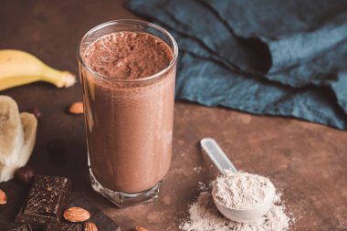 Muz, protein tozu ve fındıklı çikolatalı milkshake..