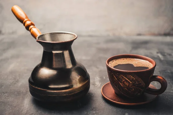 Μαύρο Καφέ Ποτό Πήλινο Κύπελλο Και Τούρκικη Jezve Καφετιέρα Σκούρο — Φωτογραφία Αρχείου