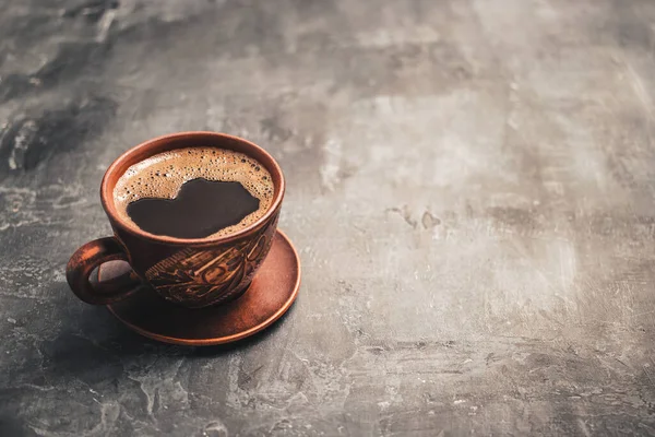Μαύρο Καφέ Ποτό Καφέ Πήλινο Κύπελλο Σκούρο Φόντο Αντιγραφικό Χώρο — Φωτογραφία Αρχείου