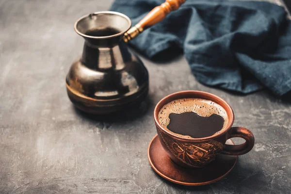 Μαύρο Καφέ Ποτό Πήλινο Κύπελλο Και Τούρκικη Jezve Καφετιέρα Σκούρο — Φωτογραφία Αρχείου