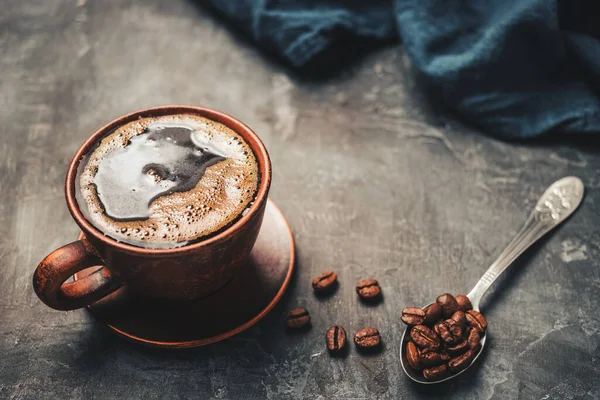 Μαύρο Καφέ Ποτό Καφέ Πήλινο Κύπελλο Και Κόκκους Καφέ Κουτάλι — Φωτογραφία Αρχείου
