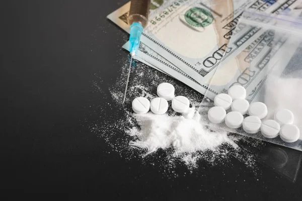 Drogues Sur Fond Sombre Cocaïne Poudre Blanche Héroïne Pilules Blanches — Photo
