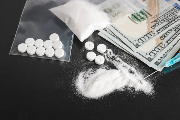 Droger Mörk Bakgrund Kokain Eller Heroin Vitt Pulver Vita Piller — Stockfoto