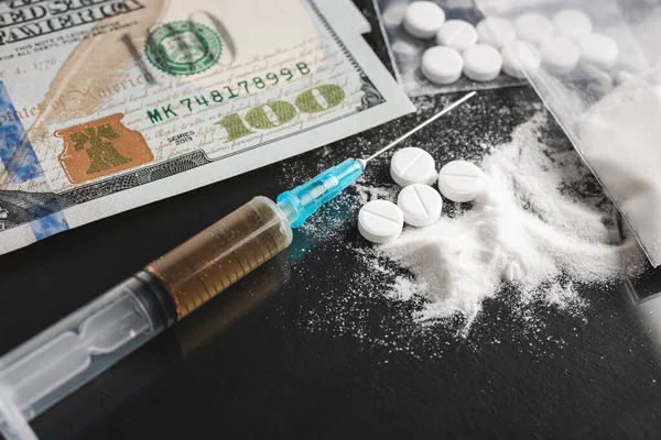 Drogas Sobre Fondo Oscuro Cocaína Heroína Polvo Blanco Pastillas Blancas — Foto de Stock