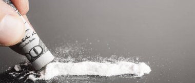 Kokain çekmek, beyaz toz hattı, dolar banknotları, siyah arka plan..