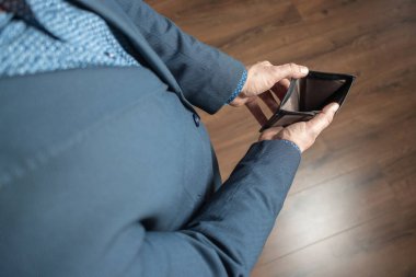 Boş deri cüzdan taşıyan iyi giyimli bir adam. Finansal kriz ve iflas kavramı.