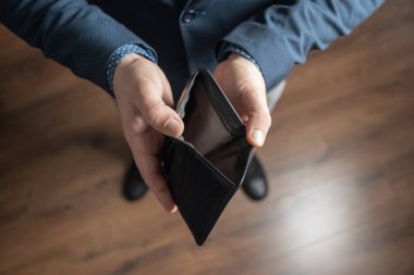 Boş deri cüzdan taşıyan iyi giyimli bir adam. Finansal kriz ve iflas kavramı.