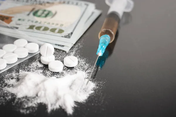 Pastillas Blancas Drogas Tratamiento Médico Cocaína Heroína Polvo Blanco Jeringa — Foto de Stock