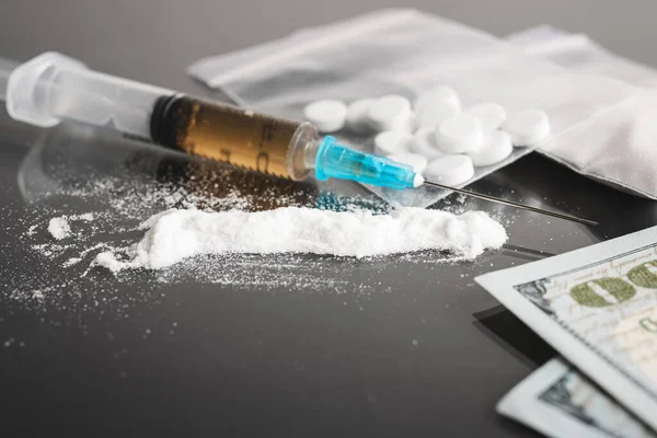 Drogas Sobre Fondo Oscuro Cocaína Heroína Polvo Blanco Pastillas Blancas — Foto de Stock