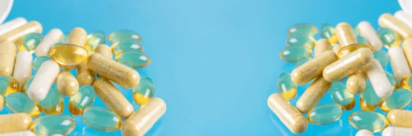 各种彩色胶囊 草药维生素丸或治疗蓝色背景的药物 药物和保健概念 — 图库照片