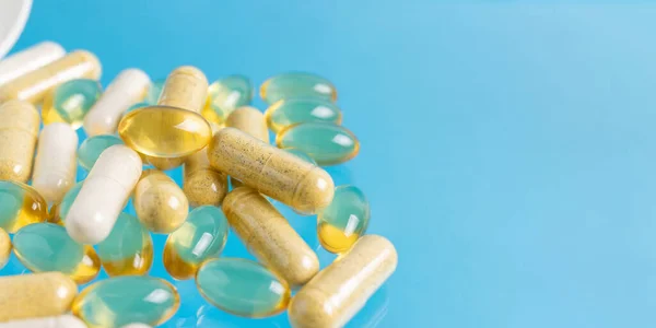 Verschiedene Mehrfarbige Kapseln Pflanzliche Vitaminpillen Oder Medikamente Zur Behandlung Auf — Stockfoto