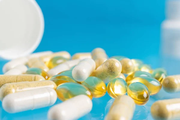 Különböző Többszínű Kapszulák Gyógynövény Vitamin Tabletták Vagy Gyógyszerek Kezelés Kék — Stock Fotó