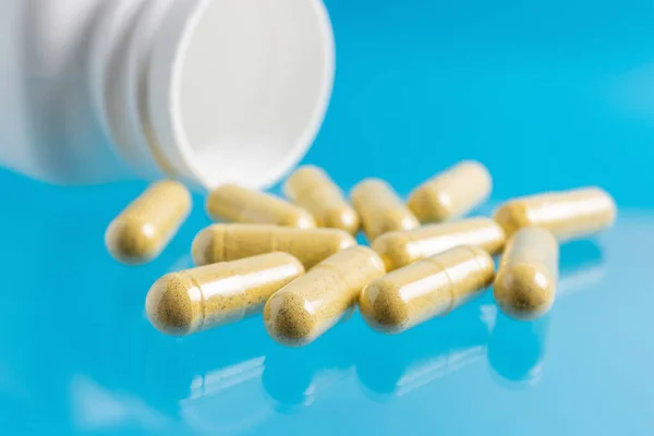 Sárga Kurkuma Terápiás Kapszula Gyógynövény Vitamin Tabletták Vagy Gyógyszerek Kék — Stock Fotó
